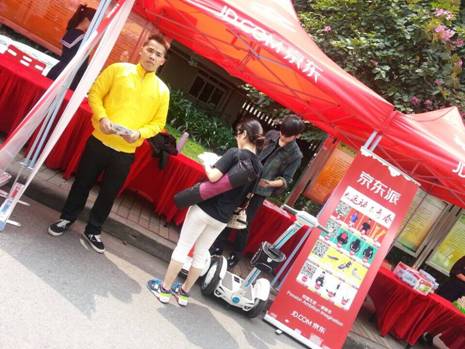 科技时代绿色出行爱尔威独轮车校园行走进星空注册