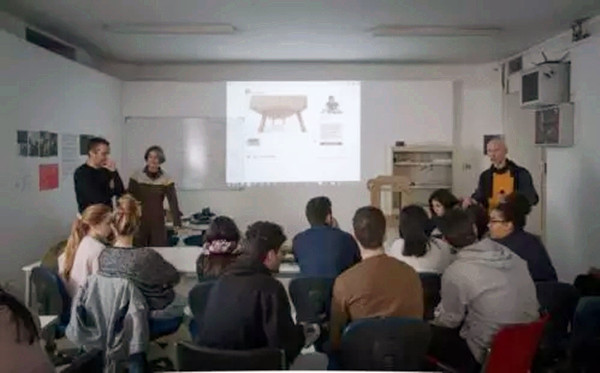 Enrique、Beatríz、David在给新加入同学介绍Opendesign