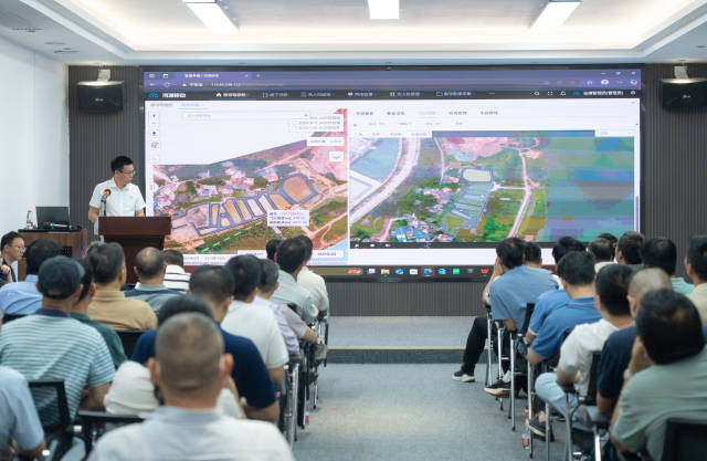 5月27日,在省直、中直驻粤单位乡村振兴驻镇帮镇扶村工作队队长培训班上,工作队队长周兆明向参训学员介绍智慧仙塘系统,利用无人机实时航拍介绍仙塘镇产业帮扶项目 5月27日,在省直、中直驻粤单位乡村振兴驻镇帮镇扶村工作队队长培训班上,工作队队长周兆明向参训学员介绍智慧仙塘系统,利用无人机实时航拍介绍仙塘镇产业帮扶项目